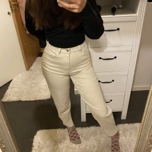 Vita mom jeans från H&M - Jättefina lite off white mom jeans från HM, nästan lite beige färg på dom. I storlek 34P alltså petit men ganska normallånga på mig som är 165, kanske lite korta. Väldigt sköna och bekväma, knappt använda och i fint skick. 
