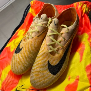 Nike phantom fotbollsskor  - Mycket bra skick, använda typ 10 gånger, inga slitningar alls. Nypris typ 3000-3200, minns inte exakt. Mitt pris 1500kr!