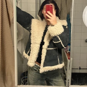 ”Päls” jacka  - PRIS KAN DISKUTERAS!!🌸🌸Säljer min fina jacka me teddy päls från BDG❤️ Varm och mysig och perfekt till vintern - skriv för fler bilder ❤️