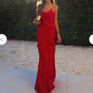 Röd klänning  - Säljer en super fin röd volangklänning som bara är testad. Den är djup i ryggen, axlarna går att skjustera samt en slits på vänster sida. Är från glamourosa, ordinariepris 879 å säljer för 600kr🥰 storlek M men skulle säga att den passar S också