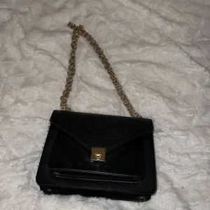 Axelremsväska - Axelremsväska med guldkedja💓