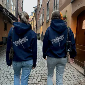 De 20 första får en hoodie för 499kr istället för 549kr. För att se mer bilder och videos på hoodisarna följ amare.designuf på TikTok och Instagram