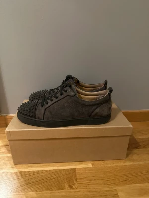 Louboutin  - Tja, säljer nu dessa as feta Christian Louboutin skor i färgen grå. Skorna är i gott skick. skick (8/10) Skorna har ingen större defekter. Skorna är givetvis äkta. Ny pris ligger runt :9000kr mitt pris : 2999kr