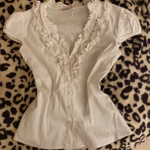 Gullig skjorta/topp - Söt topp. Den är för liten för mig så inga bilder på! Pris kan diskuteras 💗