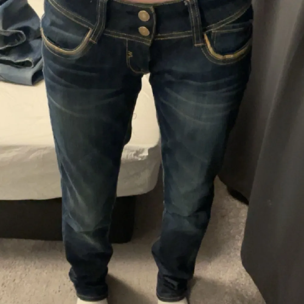 Säljer ett par jättefina jeans! Inga defekter alls❤️ Midjemått 36  Innebenslängd 80 Bara och skriva!. Jeans & Byxor.