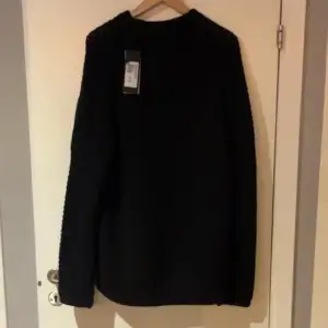 Säljer en svart stickad C.P Company tröja strl (52). Helt ny, aldrig använd.  Ny pris 2700kr