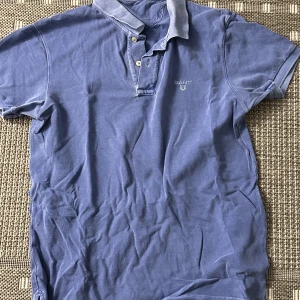 Gant - Gant piké som knappt är använt. Färgen är så och den kostade cr599kr  