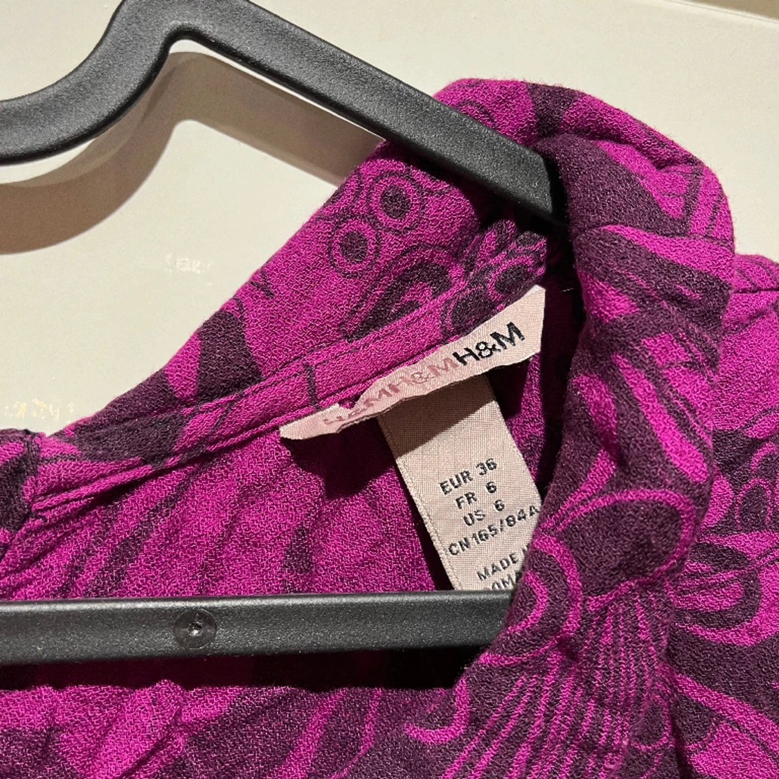 Jättefin mörkrosa/lila mönstrad klänning strl 36 - 90