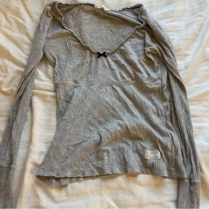 grå odmolly  - lägger upp denna igen då jag inte fått sålt den en jätte fin grå odmolly tröja i bra skick 