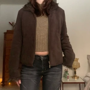 Vintage jacka - Vinter/höstjacka med päls på kanterna och i typ sammet/mocka, från märket Principles! Lite fodrad och ganska varm 💋