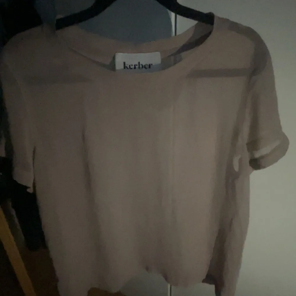 Fin beige blus som aldrig använts från Kerber. Den är lite genomskinlig men tycker själv att det funkar med en bh under annars är den också fin med ett linne till💕. Blusar.