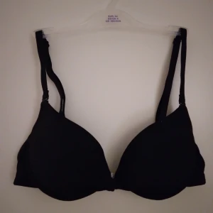 Svart lätt vadderad multifunktions BH. Lindex. 70A. Felfri. - Svart lätt vadderad multifunktions BH. Lindex. 70A. Felfri. Kan bäras som halterneck, crossback etc med extrabandet som tillhör/ingår.