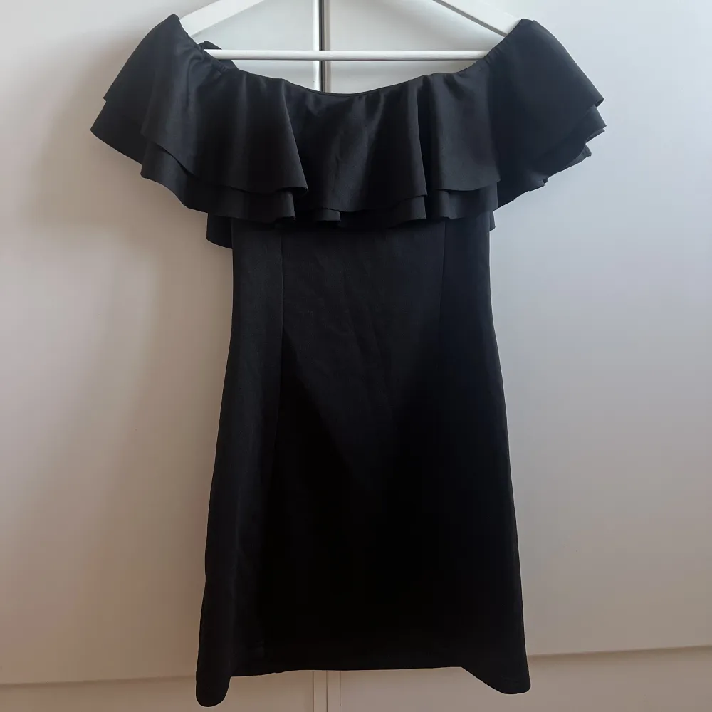 Detta är en kort svart klänning med fin detalj, vilket gör den mer elegant. Har använts 1-2 gånger och ser ut som ny✨. Klänningar.
