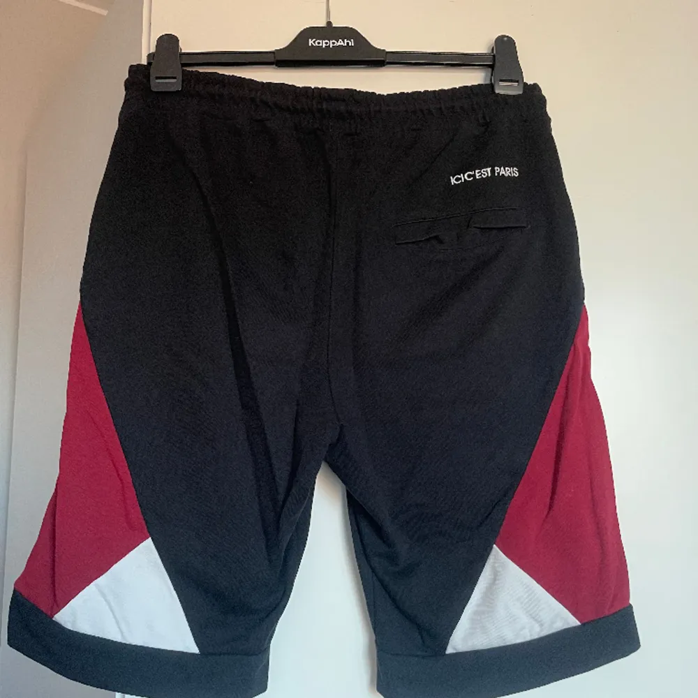 Shorts från Jordan x PSG collectionen. Just dessa säljs i princip inte längre samt att dem är helt oanvända.  Storleken är L men vid midjan sitter dem väldigt bra. Är själv 177 och dem går ner strax under knäna.  Köpt för/Nypris: 499kr. Shorts.