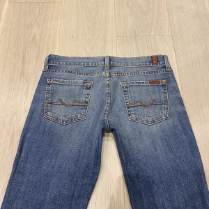 lågmidjade bootcut jeans från 7 for all mankind💕 - midja 80 cm innerben 78 cm ja e 170 för referens 