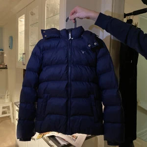 Vinterjacka - Marinblå varm Gantjacka med luva och muddar. Nyskick