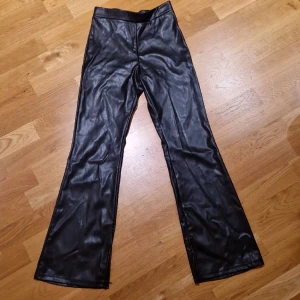 Skin byxor - Scarta skin byxor. De har en liten slits längst ner.