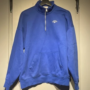 Overshirt från hm - Säljer nu min fina crewneck med zip från hm 