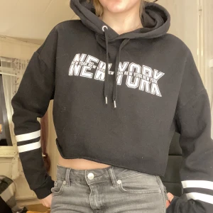 Croppad hoodie! - Fin skön kroppad tröja! Super fin tröja i bra skick! Säljer pågrund av att den inte är i min ”still”. Köpte den för 250 men säljer den för 100kr inklusive frakt!💗