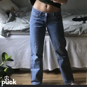 Weekday low straight arrow jeans - Säljer mina lågmidjade jeans från weekday. Passar i länden på mig som är 170 cm, pris går att diskutera💕(första bilden är lånad)