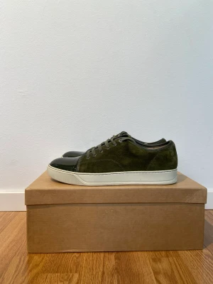 Lanvin dbb1 Capote grön - Säljer nu dessa stilrena och perfekta gröna Lanvin captoe till hösten. Skorna är i storlek 8 och har inget OG. 8/10 flaws på lädret vid hälen 2749kr Tveka inte på att höra av dig vid eventuella frågor!