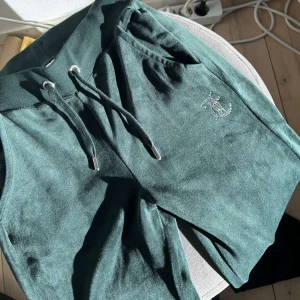 Juciy byxor  - Jättesköna och super snygga byxor 💗med fina diamant detaljer 💗Bara använda 1 gång, skriv vid frågor eller funderingar 💗