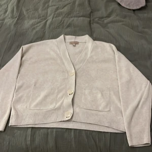 Kofta  - En kofta från hm med två fickor och tre stora knappar 