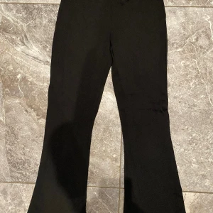 Tricotbyxor 170 - Ej använda så mycket. Rikigt bekväma. 170. Säljer pga stor garderobrensning. Kika gärna på mina andra annonser, säljer mycket. Samfraktar gärna:) 