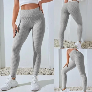 Träningsbyxor  - Säljer dessa oanvända träningsbyxor. Dem är helt nya och endast testade. Säljer pga inte min smak. Storlek S💞Tveka inte att höra av er, priset kan diskuteras och fler bilder kan skickas🫶🏼