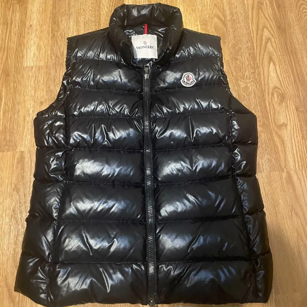 Säljer den här moncler västen i st 3/Xs. Använd i nästan 3 månader. Den är väldigt bra skick och ser nästan ny ut. Pris kan diskuteras!. Jackor.