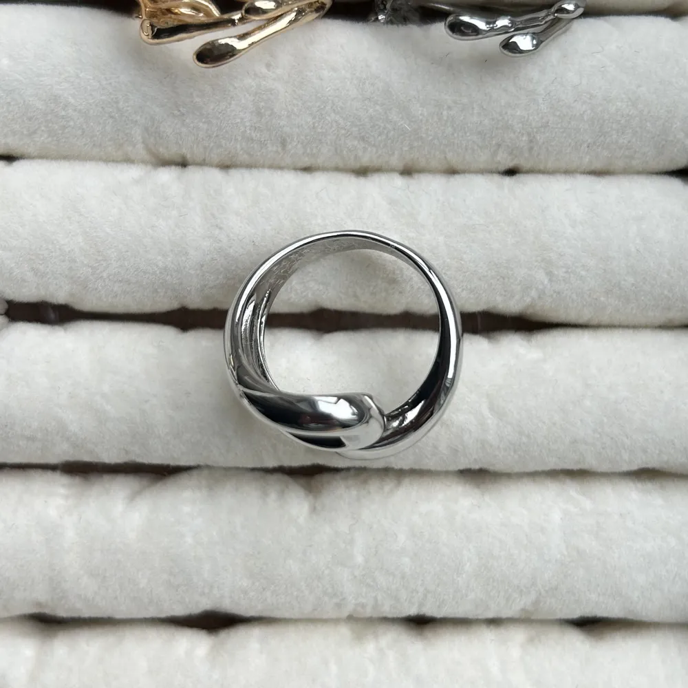 Massa nya ringar i lager!! Ringarna är guld/silver pläterade och är justerbara vilket innebär att de passar alla! Skötselråd medföljer! Kontakta vid intresse av köp! 💓. Asusteet.