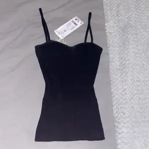 ”Knitted singlet” från Gina Tricot i storlek XS. Aldrig använd + prislapp kvar. Original pris: 259kr