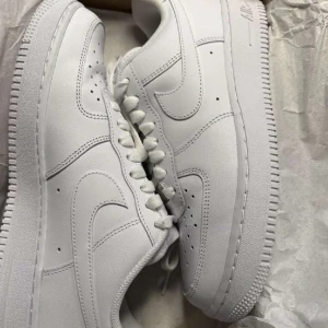 Air force one stl 43 - Storlek 43 garanterar en optimal balans mellan utrymme och stöd, vilket gör dem idealiska för långa dagar och äventyr. Den klassiska Air-dämpningen i sulan ger en fjädrande känsla vid varje steg, vilket gör varje promenad eller aktivitet till en bekväm oc