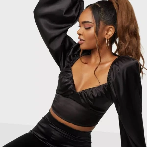 Ny festtopp i satin - Satinblus/topp från Nelly som är helt ny o har lappen kvar. Helt slutsåld på hemsidan!! Köptes för 349 och jag säljer den för 180 kr. Perfekta fest toppen eller till nyår🤝