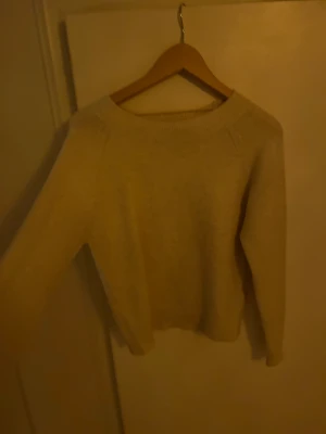 Vero moda stickad tröja - Säljer denna vita vero moda tröjan då jag inte använder den så mycket!