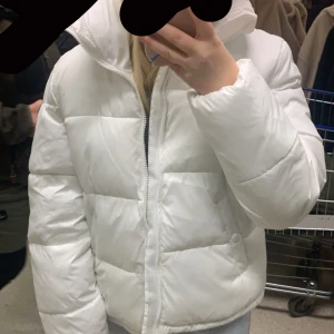 vinterjacka vit - en vinterjacka från stories, använd men har ej några defekter. storlek M men passar mig som bär S/Xs. Skriv för fler bilder på jackan❤️