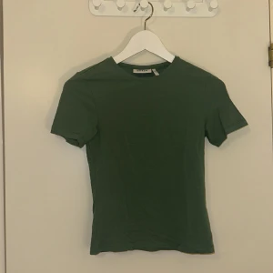 WEEEKDAY TRÖJA - Säljer min weekday tröja använd 1 gång så i ny skick! 