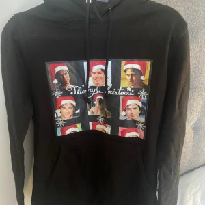 Hoodie Damon  - Jätterolig och fin hoodie med tryck på Damon Salvatore. Säljer pga för liten. Lite liten i armarna. Aldrig använd, helt i nyskick😚Nypris 470 kr