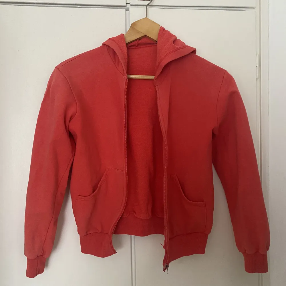 Hoodie/zip-up/munkjacka? Rosa! Y2k! Barnstorlek 160, motsvarande typ xxs tror jag. Sitter som en nice croppad hoodie helt enkelt. Säljer för att den inte kommer till användning längre. Fint skick. . Hoodies.