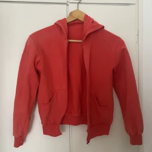 Munkjacka - Hoodie/zip-up/munkjacka? Rosa! Y2k! Barnstorlek 160, motsvarande typ xxs tror jag. Sitter som en nice croppad hoodie helt enkelt. Säljer för att den inte kommer till användning längre. Fint skick. 