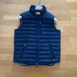 ParaJumper väst - Tjena! Säljer nu min PJ väst storlek M som är i nyskick då jag knappt använt den. Nypris ca 4000kr men säljer den för 2500. Kan gå ner i pris vid snabb affär.