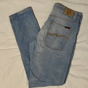 Nudie jeans - Storlek 34/34. Bra skick. Liten fläck, därav priset. Fläcken kan eventuellt gå bort i tvätten, har inte använt fläckborttagning. Det bör fungera men är inte 100% säkert.