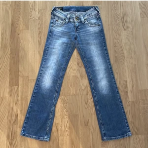 Lågmidjade bootcut Lee jeans - Säljer dessa jättegulliga Lee jeans i strlk 32 pga att dem tyvärr är för korta för mig💓Passa på nu när det är fri frakt! 