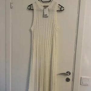 Stickad klänning  - En helt ny stickad klänning från hm i storlek M. Svå slitsar nertill.