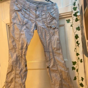 Beiga bootcut cargos (esprit)  - Coola beiga bootcut cargos från esprit. Små defejter visas på tredje bilden, läppstifts stain och ett litet hål, bägge märks inte av när man har på dom 💗  Total längd: 96cm Midja: 39cm (platt)  