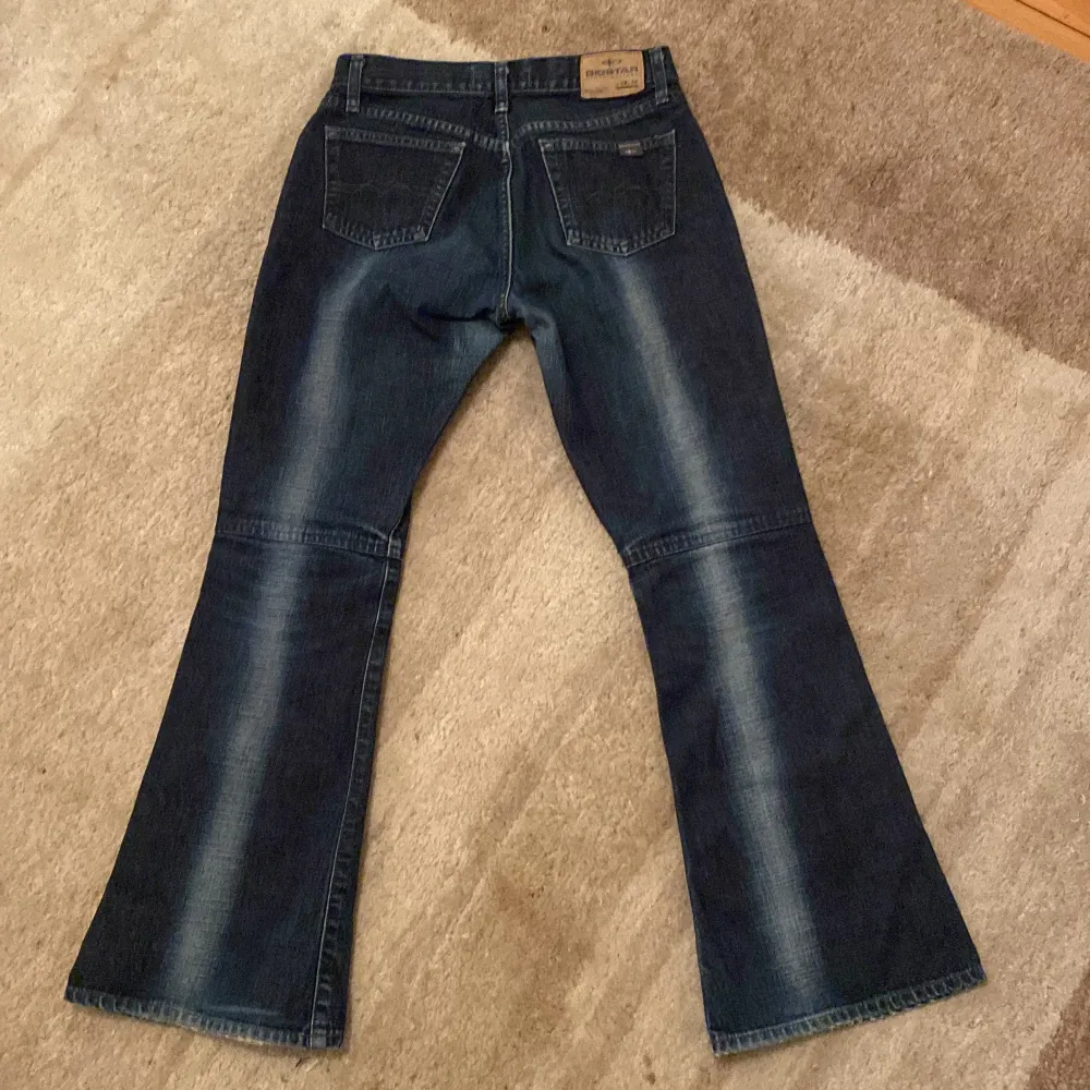 Unika blåa jeans med ljusare tvätt i mitten och sömmar på knäna😍jättebra skick. Jeans & Byxor.
