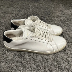Saint Laurent Skor - Tjena! Säljer dessa väldigt snygga och eftertraktade skor från Saint Laurent. Modellen heter SL06 och är sjukt snygg. Nypris ligger på runt 7000kr. Skicket är 8/10 och inga defekter. Storlek 44 men passar även 43 och 45! Hör av dig vid frågor!!