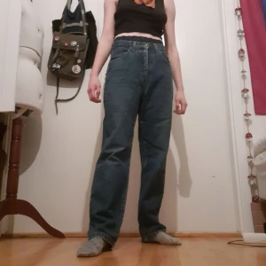 Mörkblå jeans - Gillar egentligen dessa då de sitter bra men kommer inte till användning:( gott skick!
