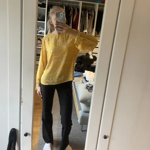 Blus - Gul blus i nyskick! Passar storlek 34/36!💛