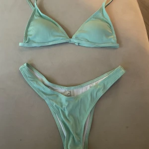 Bikini - Turkos bikini som aldrig kommit till användning, fortfarande plomberad. Underdelen kan användas som högmidjade